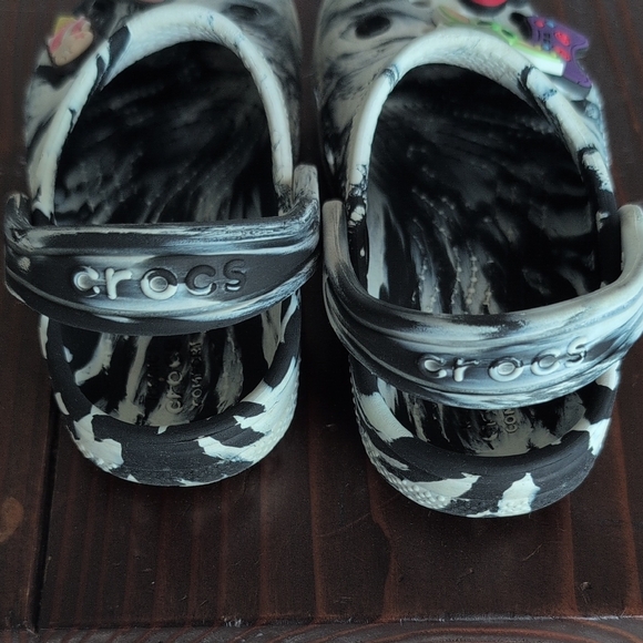 Kids crocs Marble Pattern Clogs with Fun Charms - Picture 3 of 9